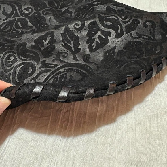 Black suede Bisou Bisou embossed design shoulder bag! - Picture 6 of 6